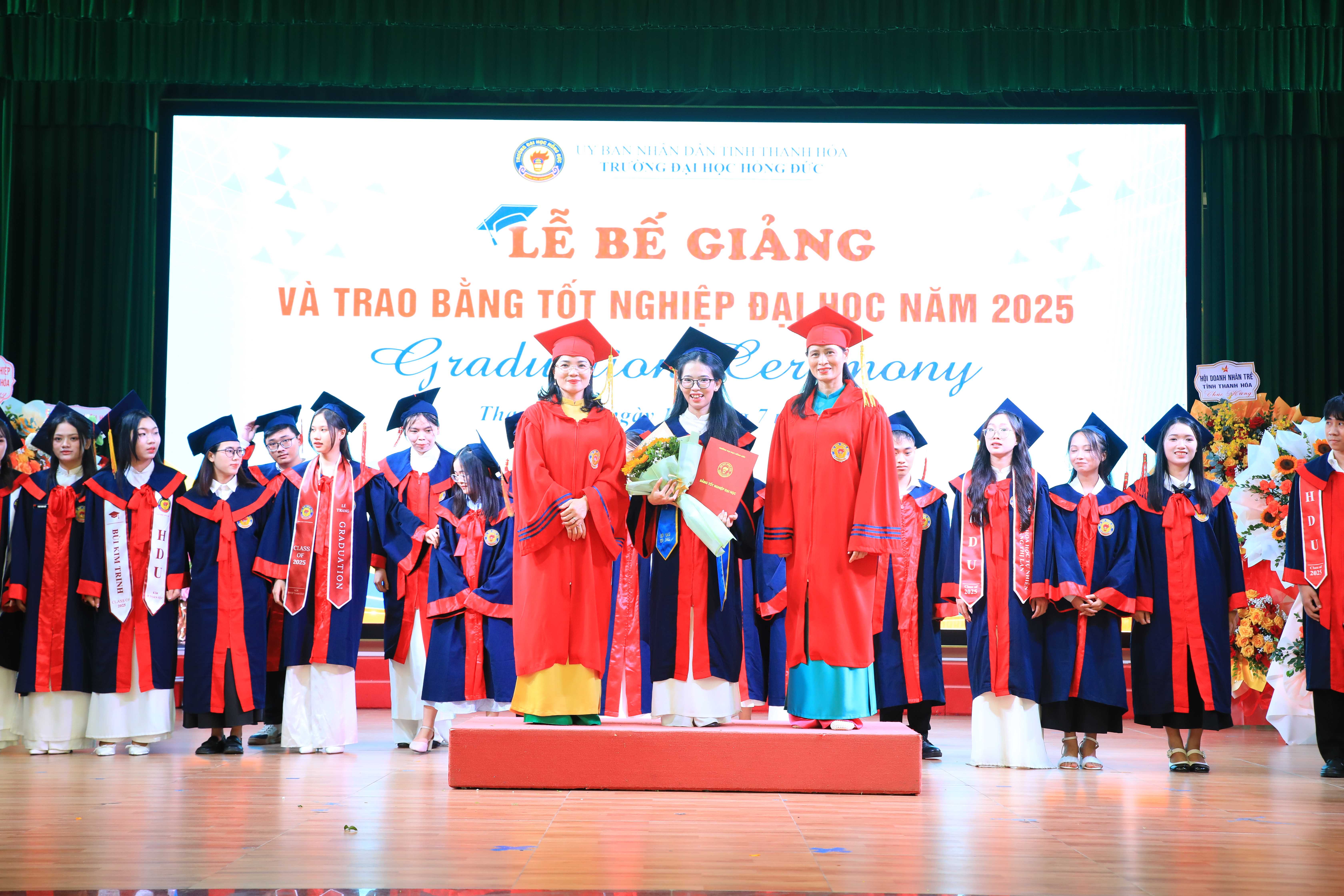 Mùa của những  lứa chim con rời tổ, tung cánh muôn phương